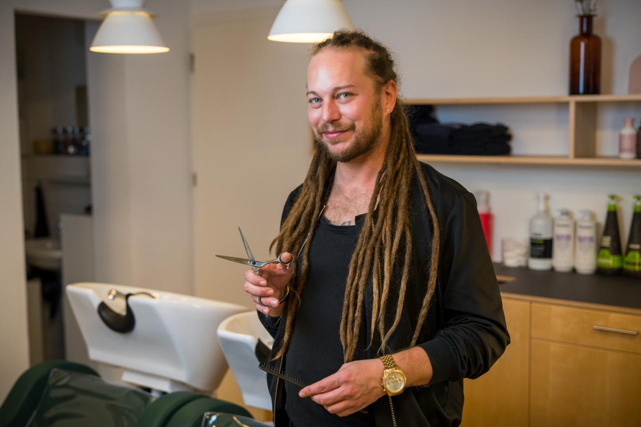 Professioneller Friseur im Salon